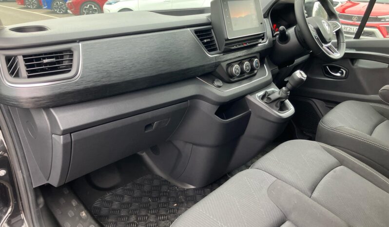 Used Renault Trafic 2.0 dCi 30 Sport LWB Euro 6 (s/s) 5dr (9 Seat) full