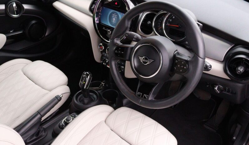 Used MINI HATCHBACK 1.5 Cooper Exclusive Steptronic Euro 6 (s/s) 5dr full