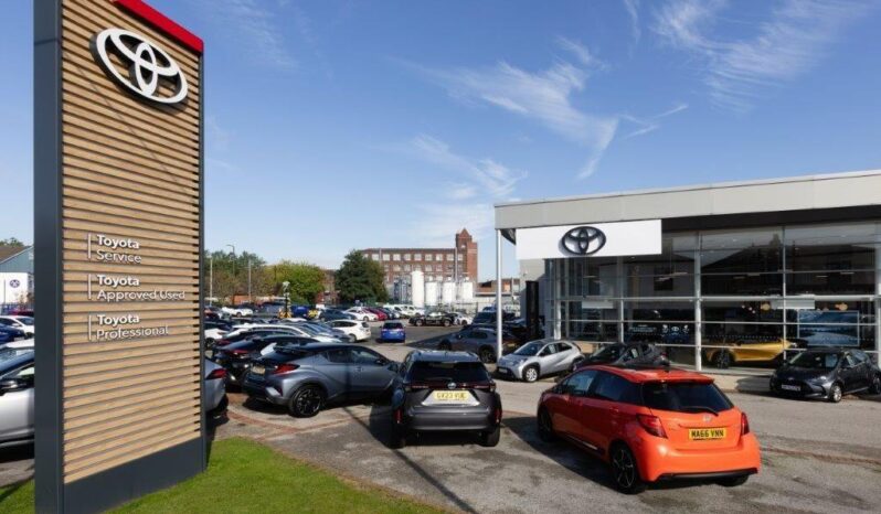Used Toyota C-HR 2.0 VVT-h Design CVT Euro 6 (s/s) 5dr full