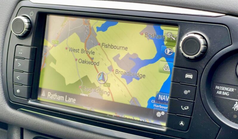 Used Toyota Yaris 1.5 VVT-h Design E-CVT Euro 6 5dr full