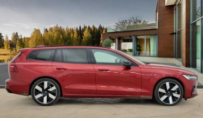 Used Volvo V60 Ultra, T8 AWD Plug-in hybrid, Electric/Petrol, Dark full