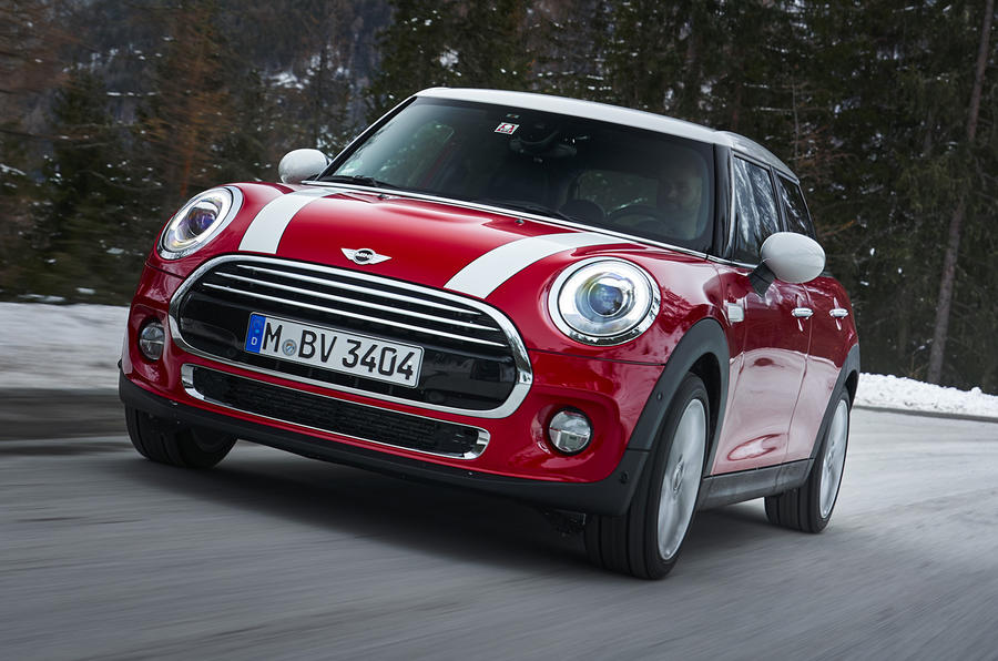 mini-5dr-hatch-cooper-d-dct-on-the-road
